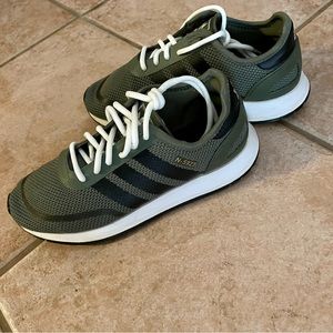 Addidas (Men’s) tennis shoe in a size 5.5… Fit me as a Woman in size 6.5..